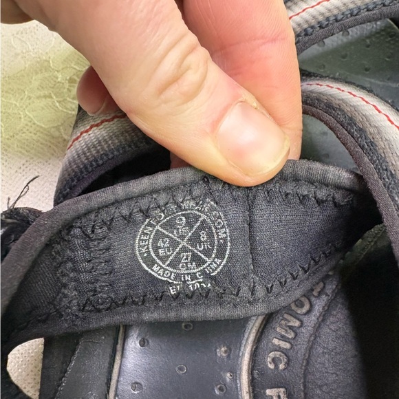 Keen Men’s 9 Strap On Sandals White Red Stripe Black Sole Teva Style Summer Shoe - Picture 9 of 9